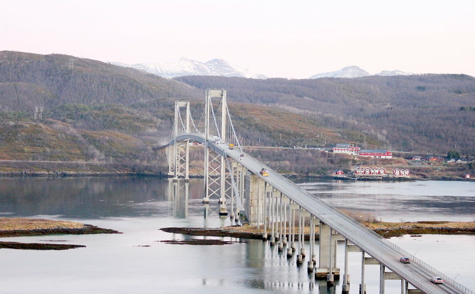 MILLIMETERPRESISJON: Repareringen av Tjeldsundbrua i Sør-Troms krever millimeterpresisjon og rystelser må unngås. Derfor blir den nattestengt fra 28. oktober og ut uka. Foto: Tomas Rolland / Statens vegvesen.