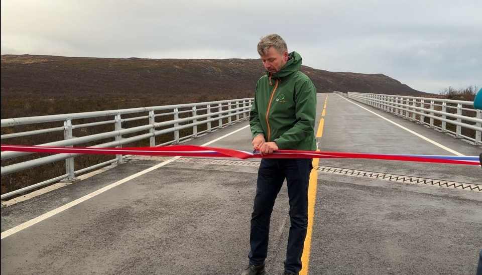 KLIPP: Statssekretær Stein Mathisen klipte båndet og åpnet den nye veistrekningen på E6 i Finnmark med ny bru over Vuolmmašjohka.