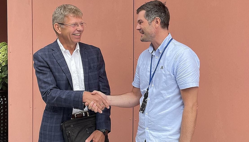 HANDSHAKE: Dosent Rein Terje Thorstensen fra UIA og rådgiver Steinar Sørheim fra Agder fylkeskommune er fornøyde med det nye samarbeidet om bruvedlikehold.