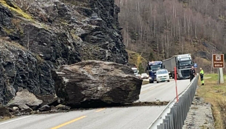 MÅ SPRENGES: Steinblokken som raste ned på E16 i Aurland onsdag er STOR.