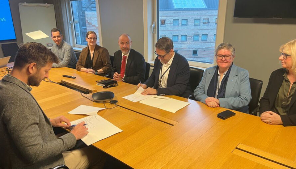 UNDERSKRIFT: Fra signeringen av avtalen.