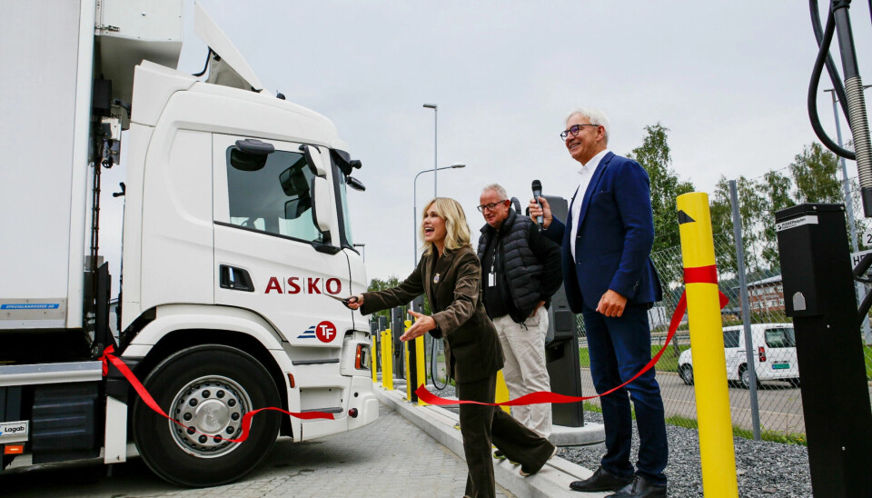 Oslos ordfører Anne Lindboe klippet snora til det nye anlegget til Transport-Formidlingen tidligere i sommer. Nå trapper kommunen opp støtten til bedriftsladere for tunge kjøretøy.
