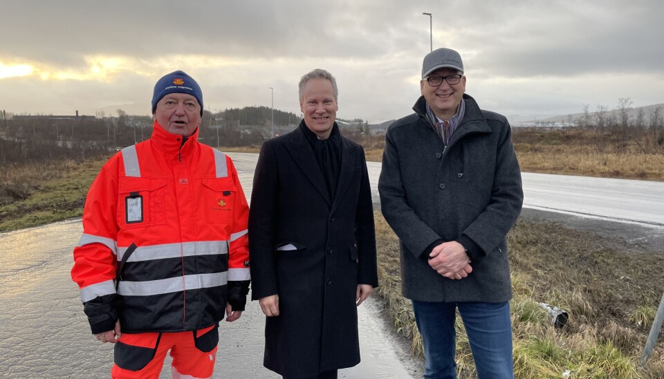 FORNØYD TRIO: Statsråd Jon-Ivar Nygård (i midten) slapp nyheten om den kommende utbyggingen ved Harstad/Narvik lufthavn Evenes. Her flankert av prosjektleder Geir Jørgensen i Statens vegvesen (til venstre) og en smilende ordfører i Evenes, Terje Bartholsen.