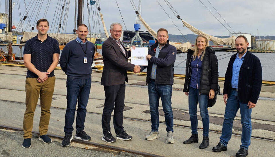 KONTRAKTSIGNERING: Fra venstre; Øyvind Mathisen (prosjektleder DEKF), Erik Mathiassen (utbyggingssjef DEKF), Gjermund Rise (daglig leder DEKF), Håvard Dybendal (distriktssjef Peab), Beate Krefting Cappelen (prosjektleder Peab) og Robert Kusmierz (anleggsleder Peab).