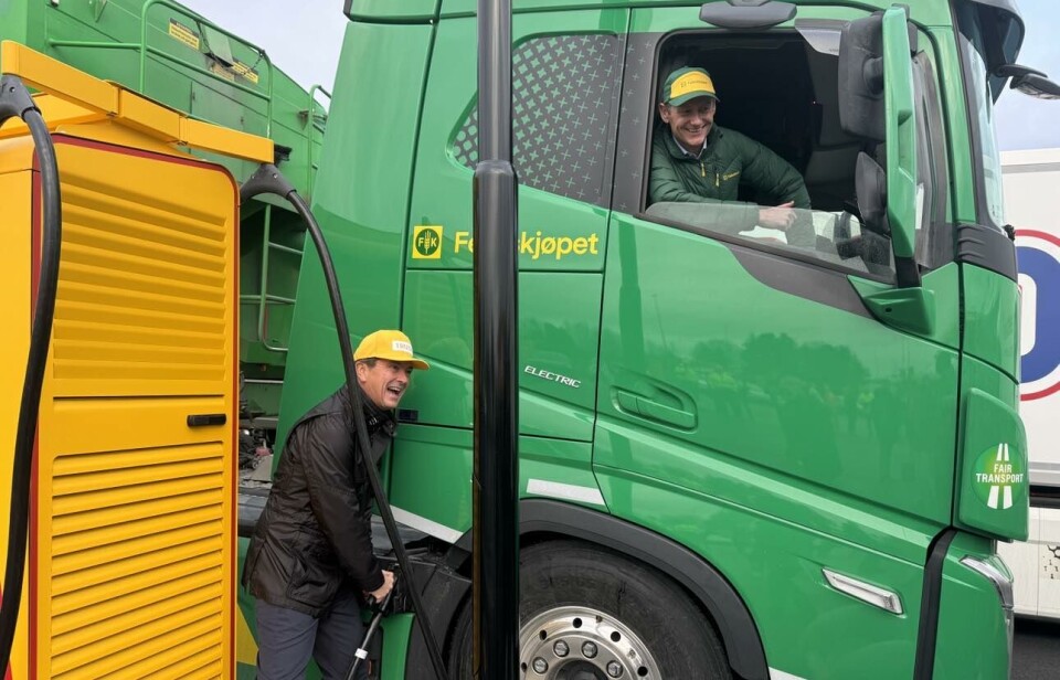 LADING: Avtaleinngåelsen ble markert blant annet ved at sier Ole Robert Reitan, som er styreleder og eier av Uno-X Mobility, startet lading av en Felleskjøp-bil. I førerhuset siter en fornøyd konsernsjef i Felleskjøpet, Svenn Ivar Fure.