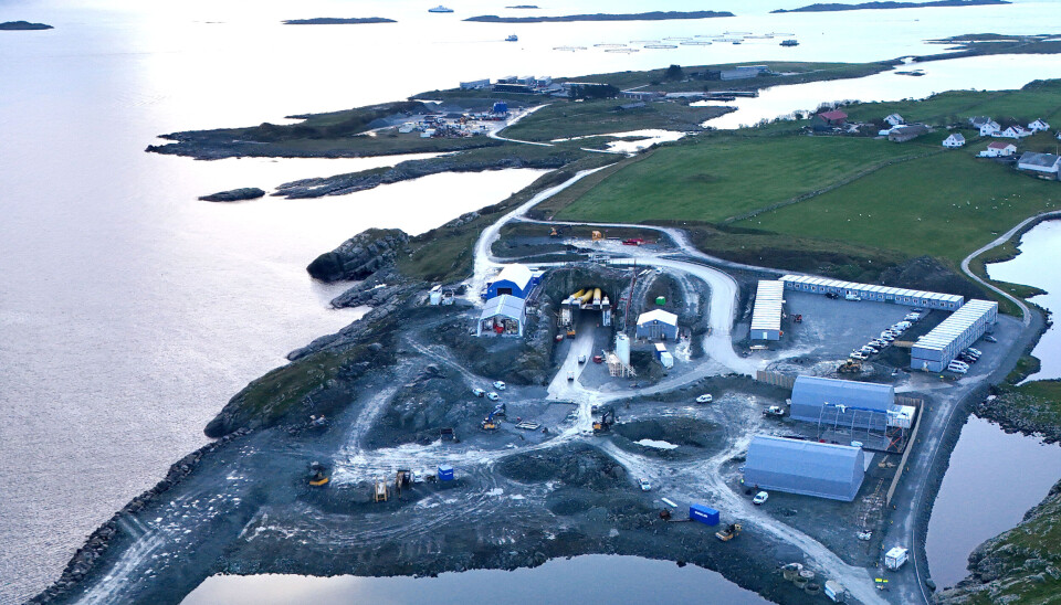 ANLEGGSPLASSEN: Riggområde i havgapet på Kvitsøy (tunnelpåhugg).
