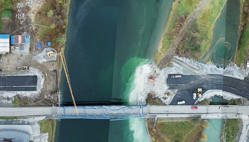 E6 NORDREISA: Anleggsområdet på Storslett tidligere i høst. Nå er de midlertidige brukarene med påkjøringsveger klare til å ta imot gammelbrua som skal flyttes. Foto: Statens vegvesen.