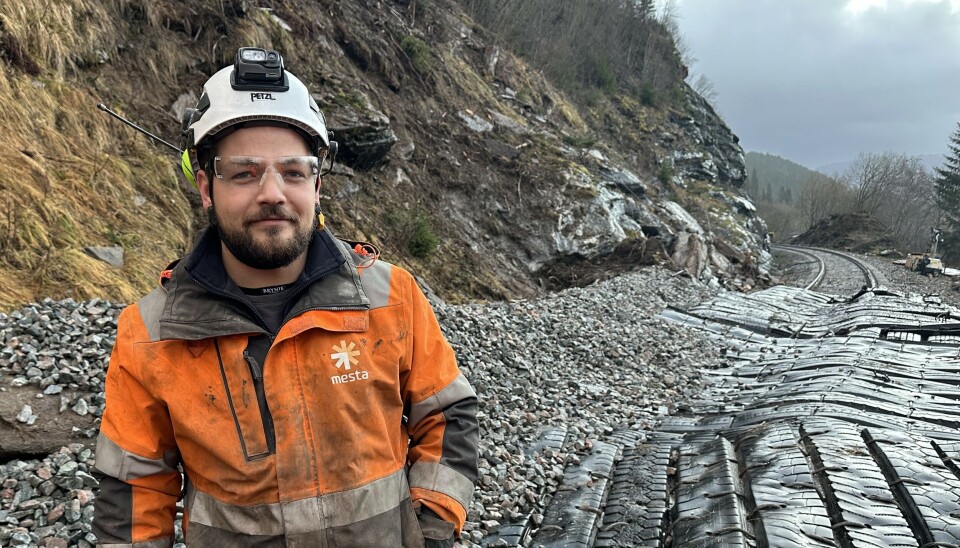 REPARERER JERNBANEN: Ådne Bøtun Skartun, anleggsleder Mesta, på plass der et togsett sporet av i høst i Nordland.