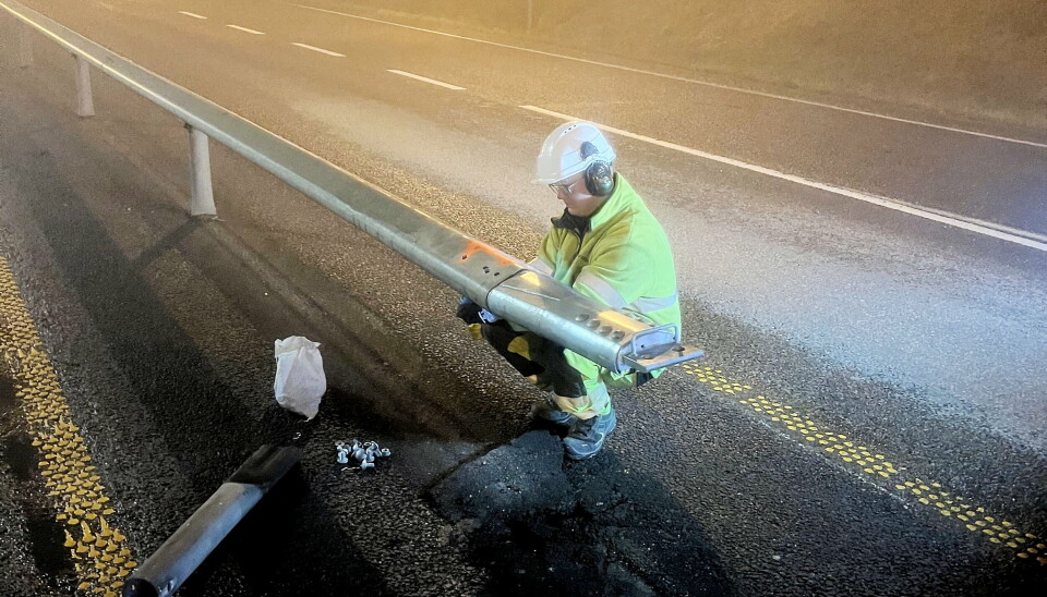 TILPASSES: Nødåpninger som er montert i midtrekkverket på E18 ved Ørje skal gjøre det mulig å slippe gjennom og dirigere trafikken ved store snøfall eller andre alvorlige hendelser. Foto: Ole-Johan Rudsrud / Statens vegvesen