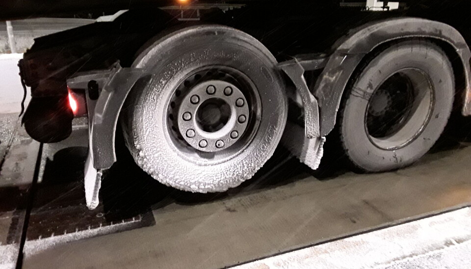 OPPHEIST: Løpeakselen på boggien var heist opp, når den ble senket var det lovlig aksellast.