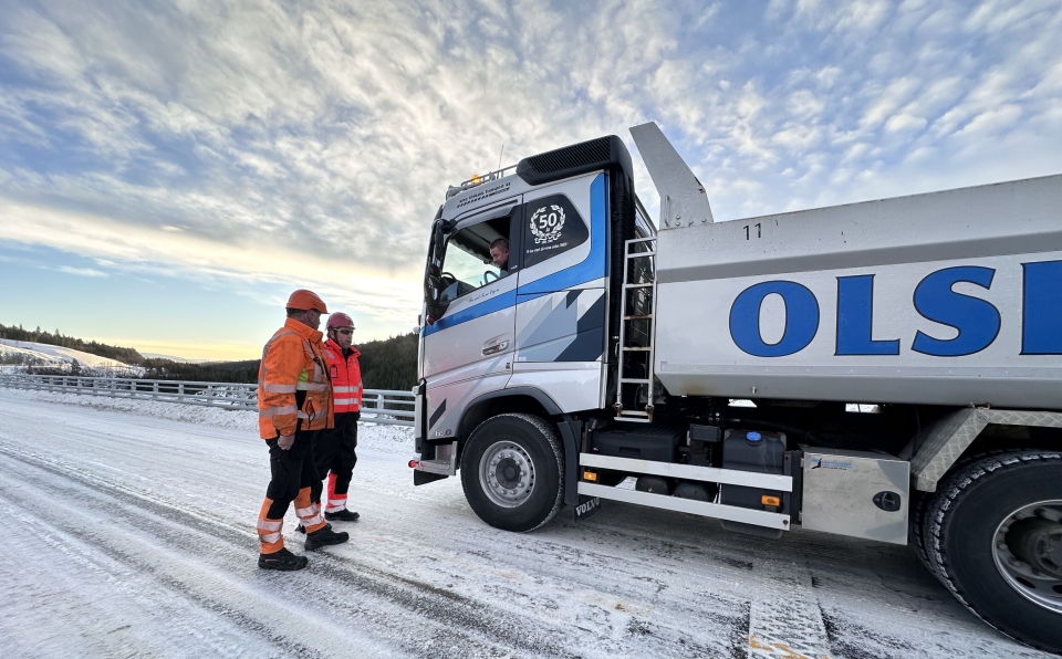 FÅR ROS: Arild Olsbakk (i førerhuset) skryter av jobben Statens vegvesen og Johs. Syltern har gjort med den nye veien på rv. 3 ved Tunna i Tynset. Per Arne Sønmør er anleggsleder i Johs. Syltern, mens Stig Johansen er byggeleder i Vegvesenet.